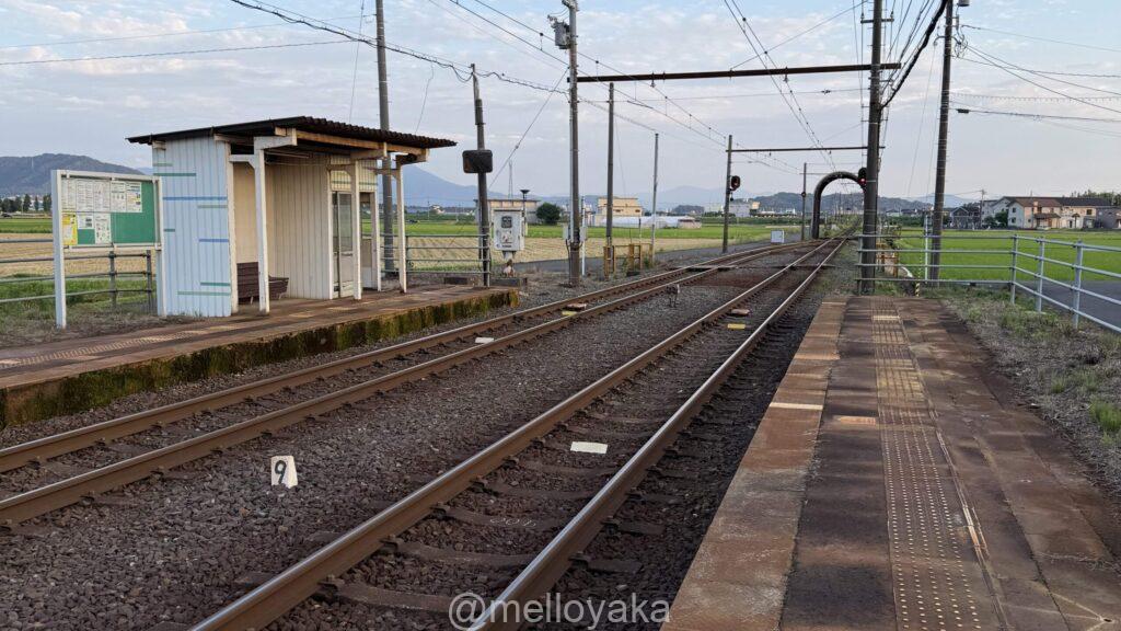 田園風景に囲まれた無人駅のホーム